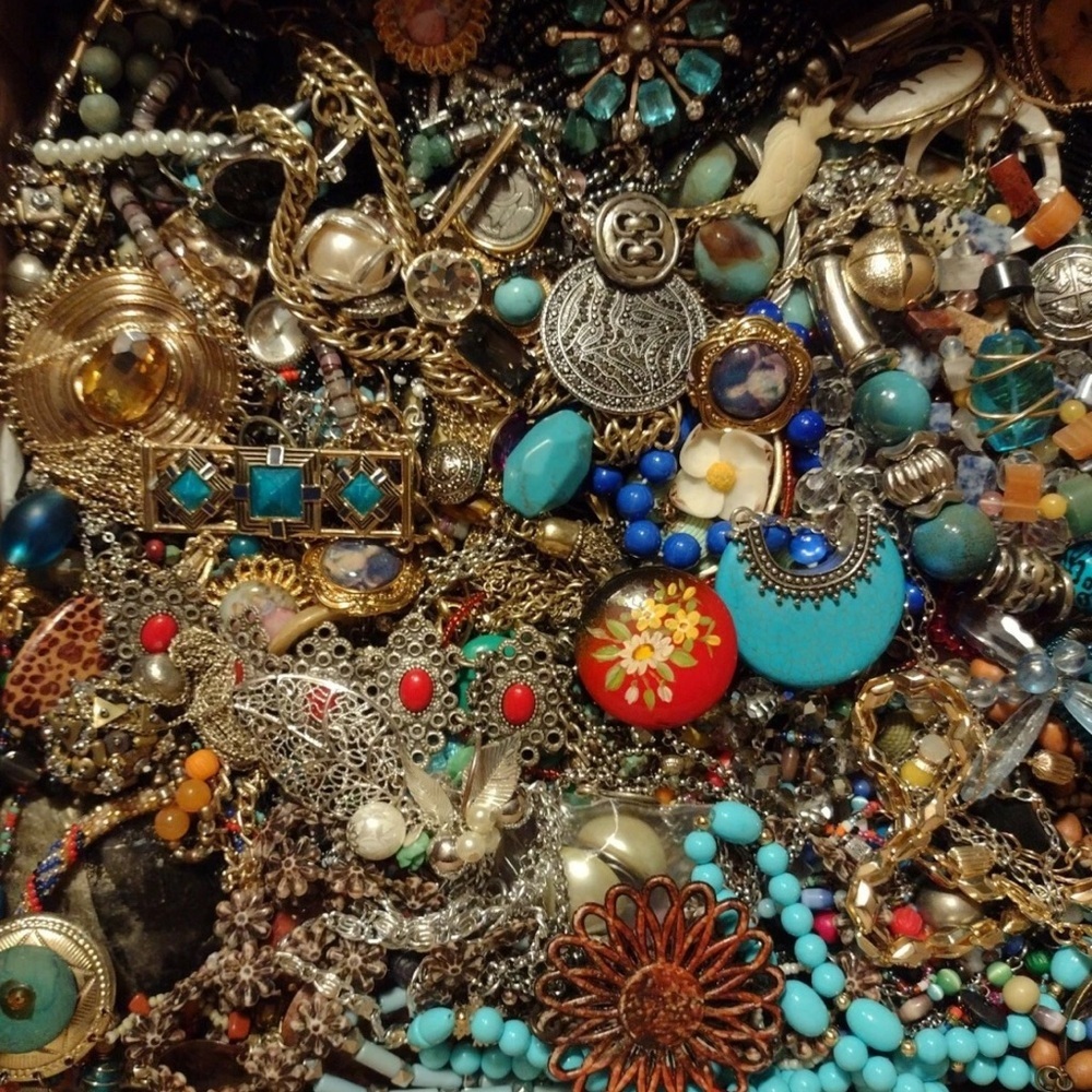 2 LBs Gold & Silver Jewelry Lot~ Necklaces Rings Brooch Bracelet Mostly Wearable - Picture 5 of 6